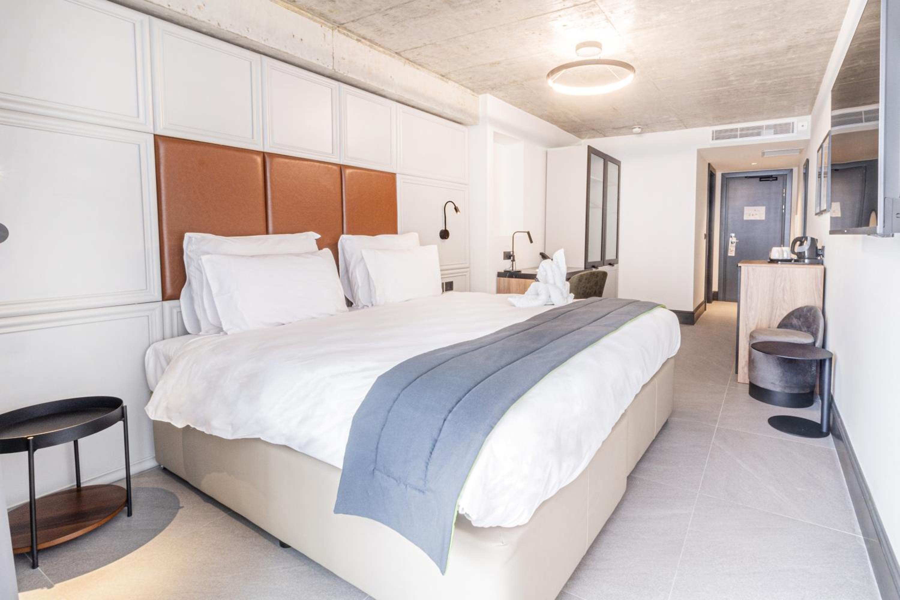 SUPERIOR, DOUBLE BED, CITY VIEW