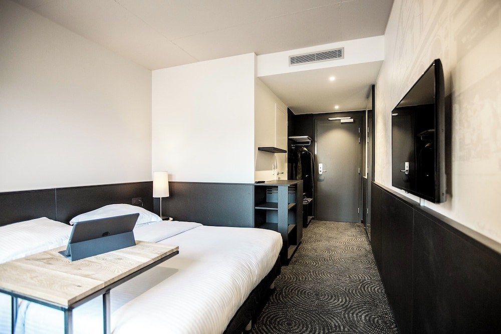 ROOM, TWIN BEDS
