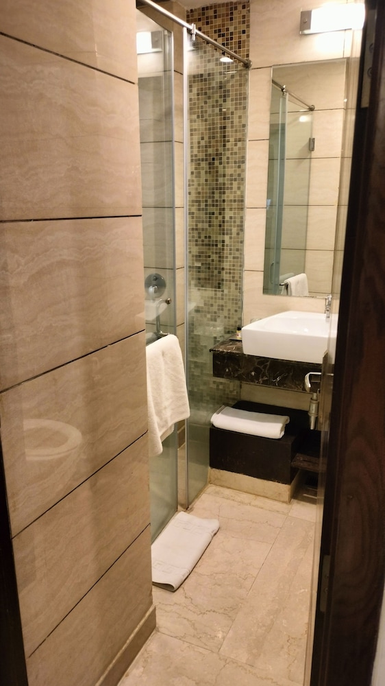DS Clarks Inn Gurgaon 41/42
