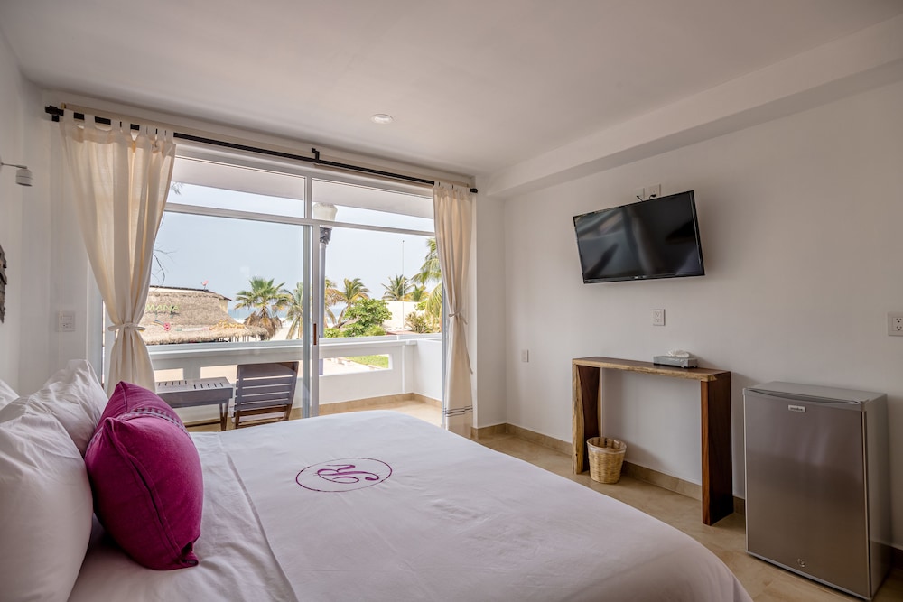 DELUXE, KING BED, PARTIAL SEA VIEW