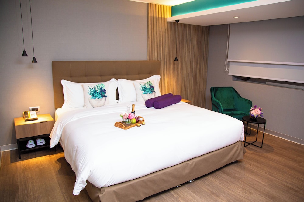 DELUXE, SUITE, KING BED, HOT TUB