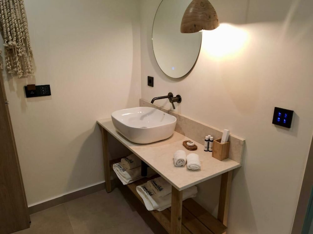 Cabana White Boutique Hotel & Suites 80/80