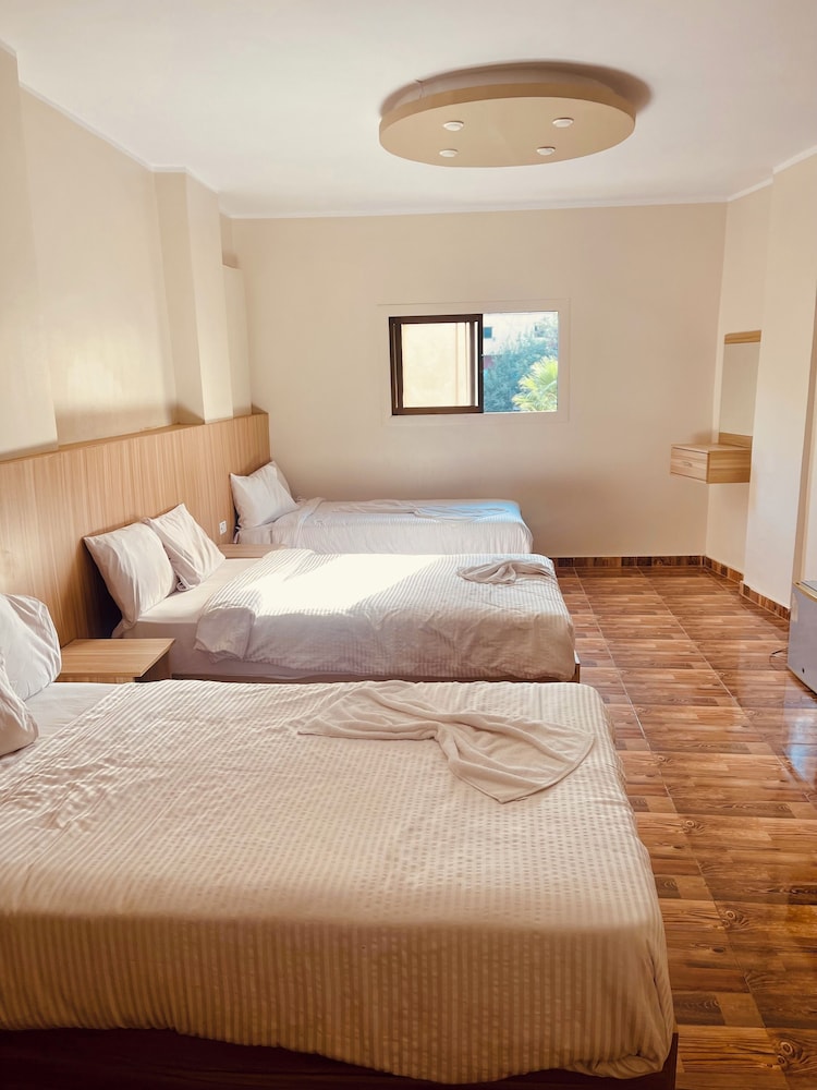 Three Giza Pyramids Inn 20/65