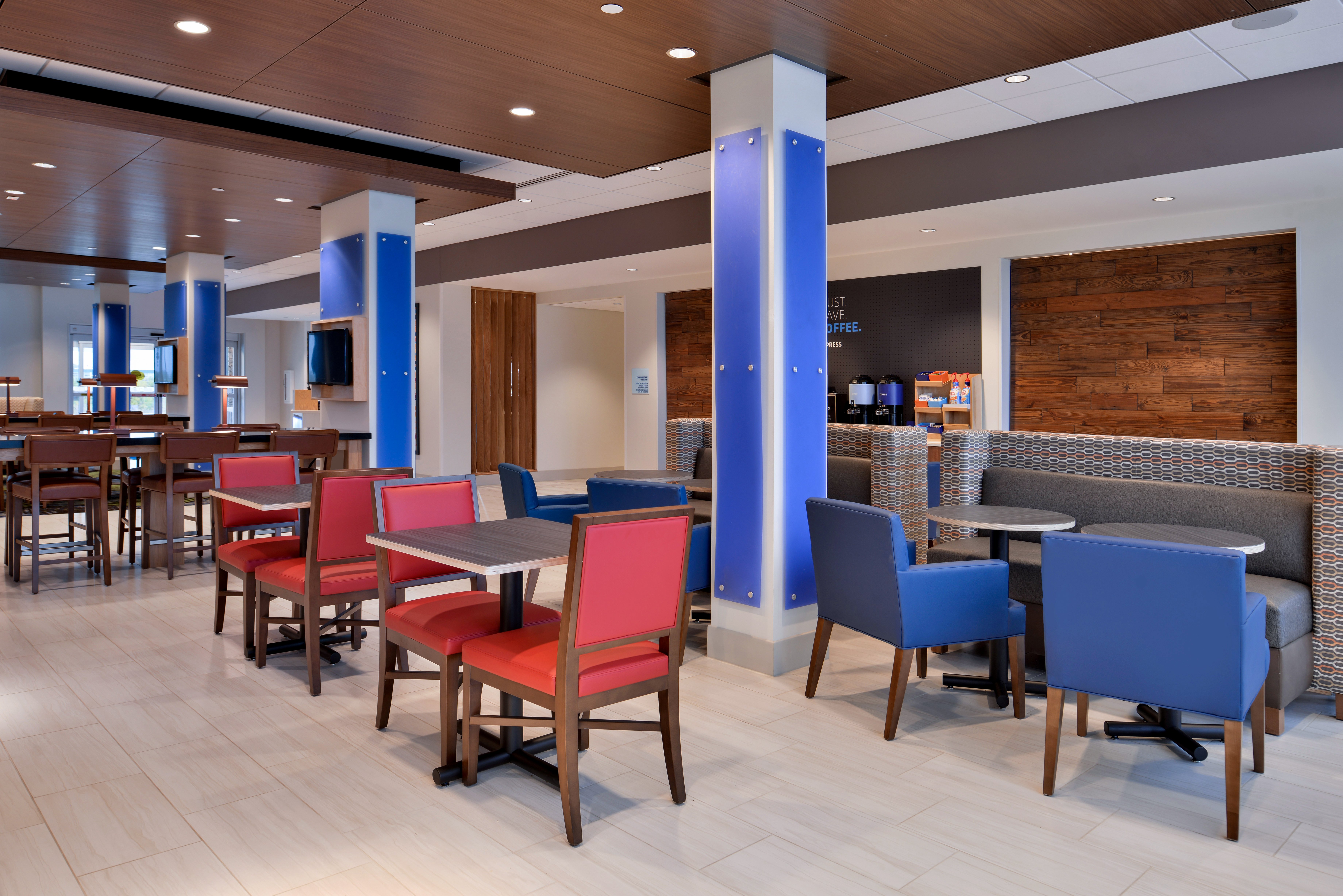 Holiday Inn Express Suites Marshalltown 36/48