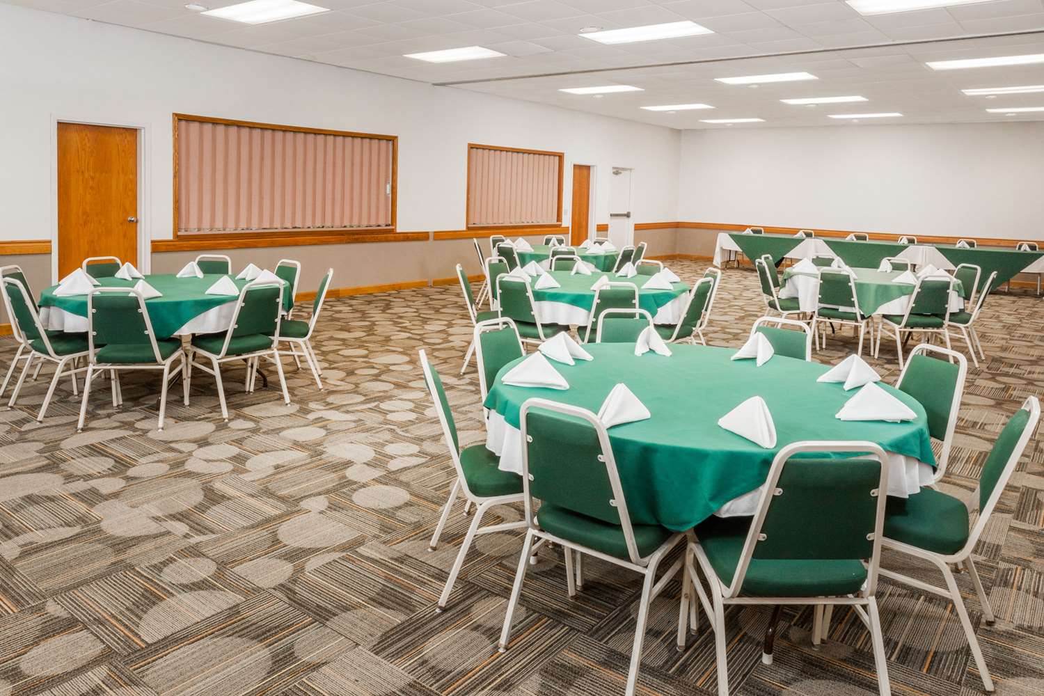 Super 8 By Wyndham Stevensville 2/6
