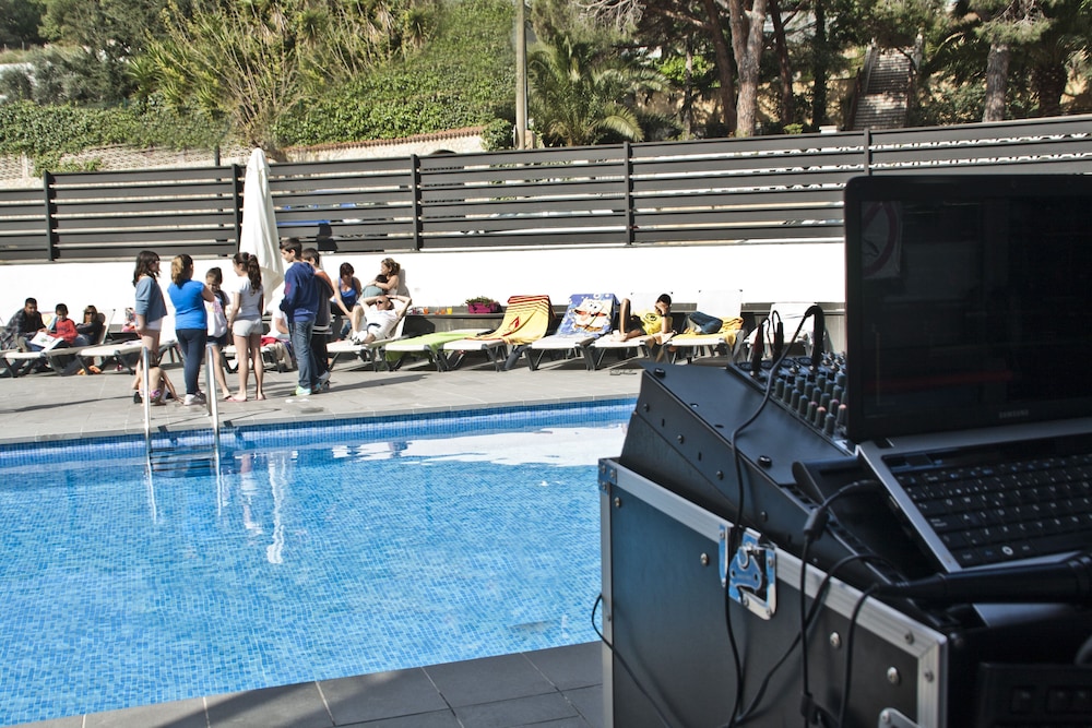 Summer Hotel 30/33