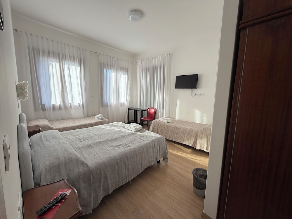 ROOM, QUADRUPLE