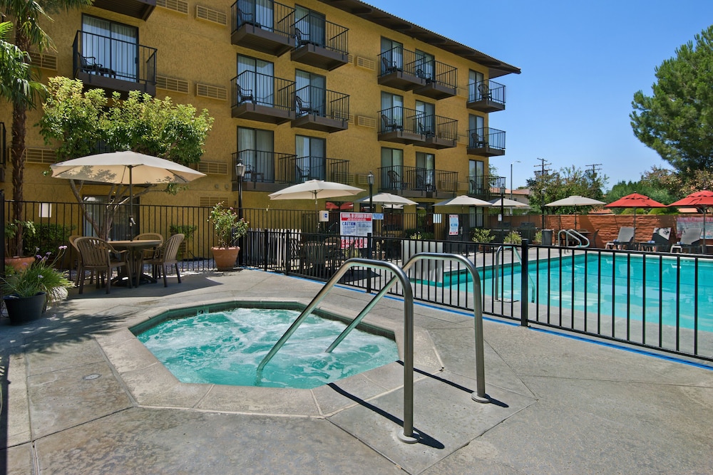 Oxnard Inn Lancaster, CA 51/59
