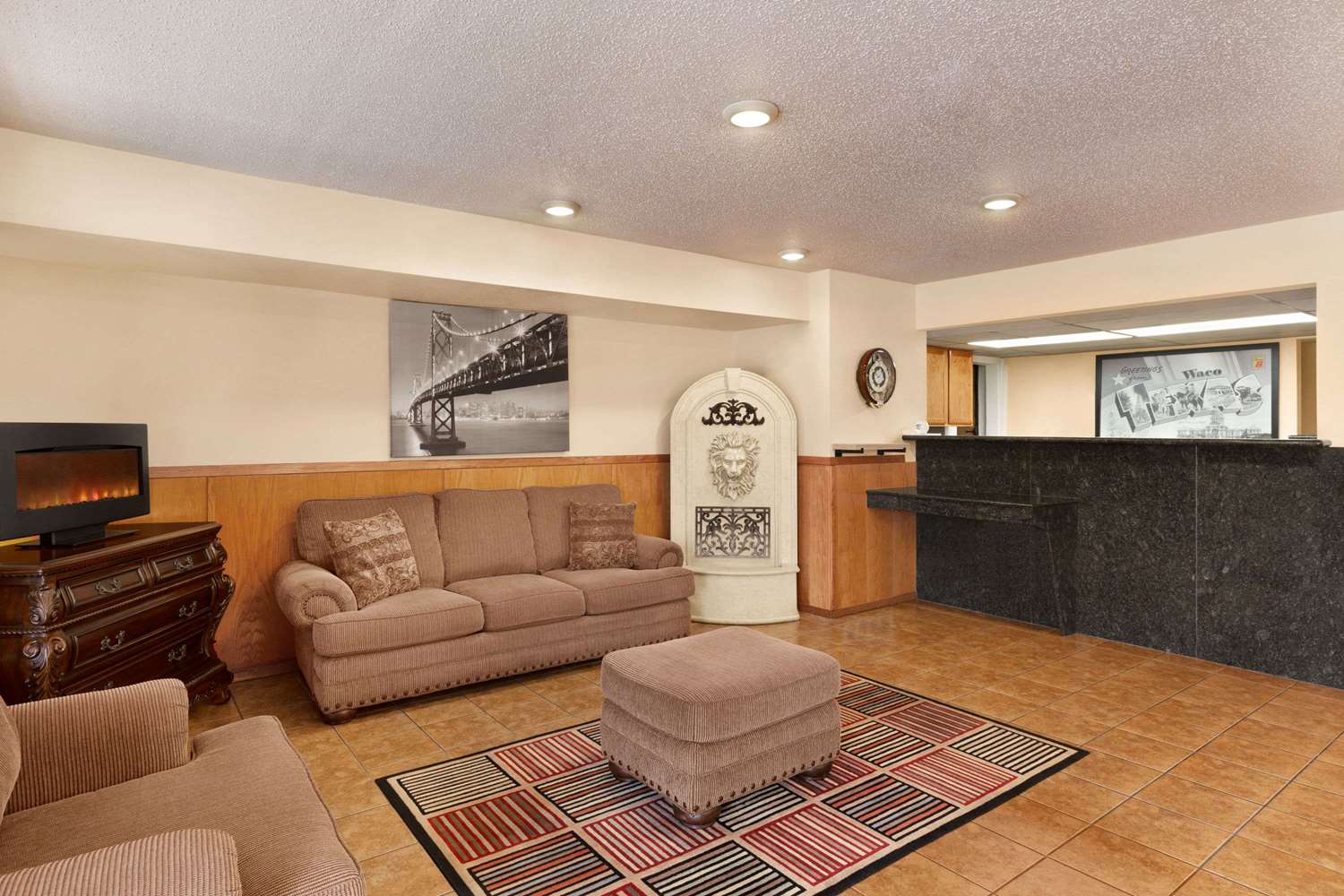 Super 8 by Wyndham Waco University Area 13/24