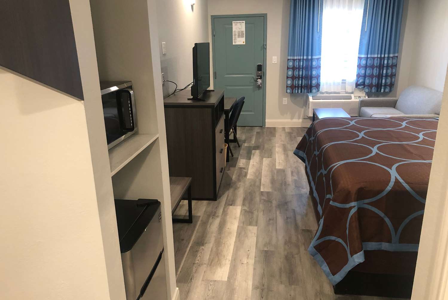 Hotel Blue Spring 18/24