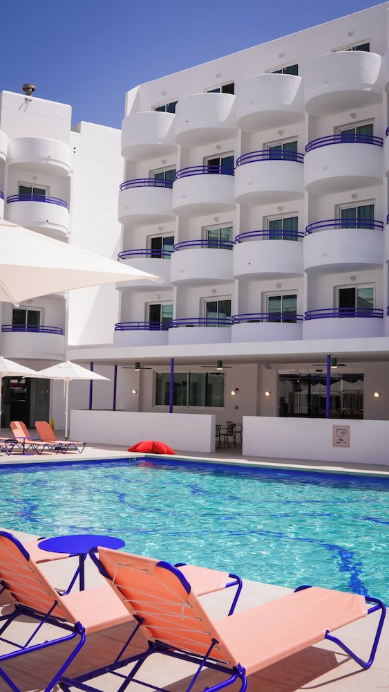 Coral Star Apartments 8/70