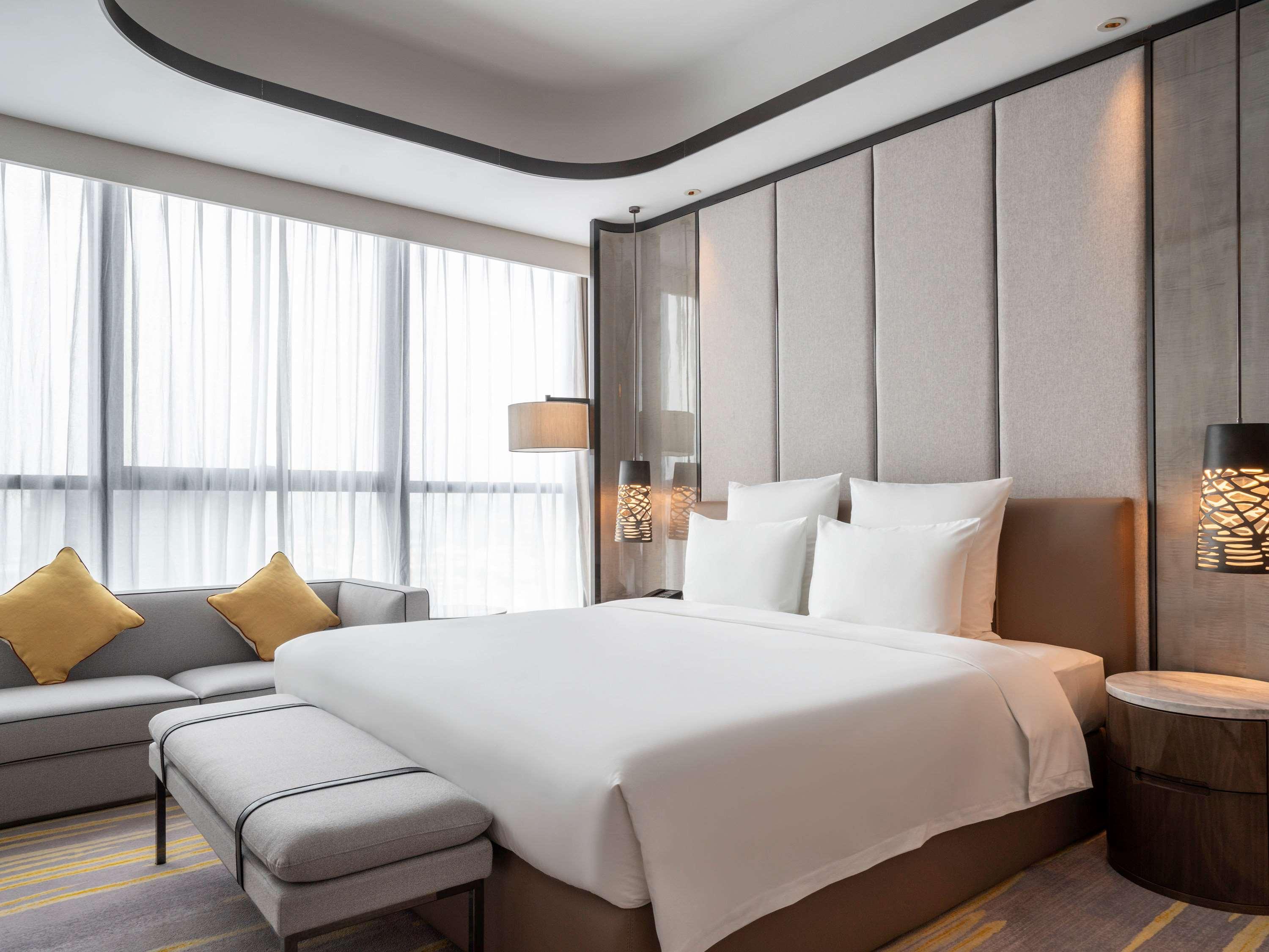 DELUXE, SUITE, KING BED, LOUNGE ACCESS