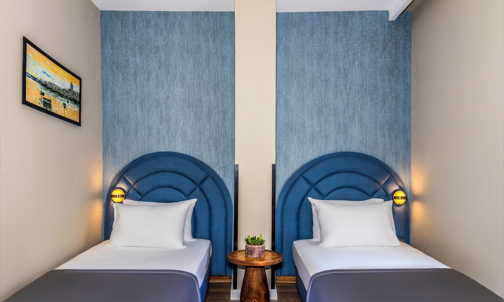 Deluxe, Twin Beds, Nenessa Airport Hotel 2/4