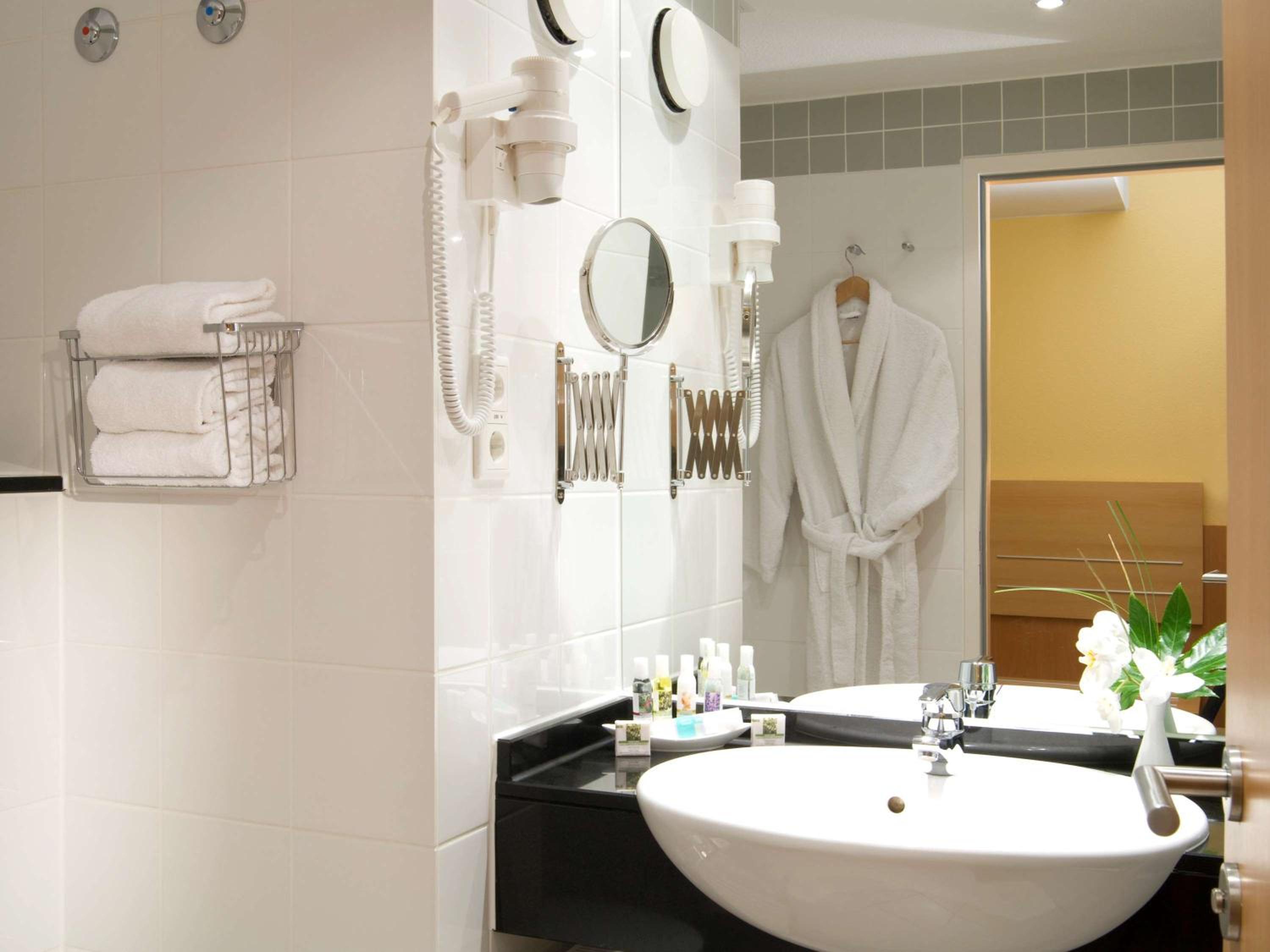 غرفة بسرير كينج بإطلالة على الحديقة، Mercure Hotel Schweinfurt Maininsel 6/7
