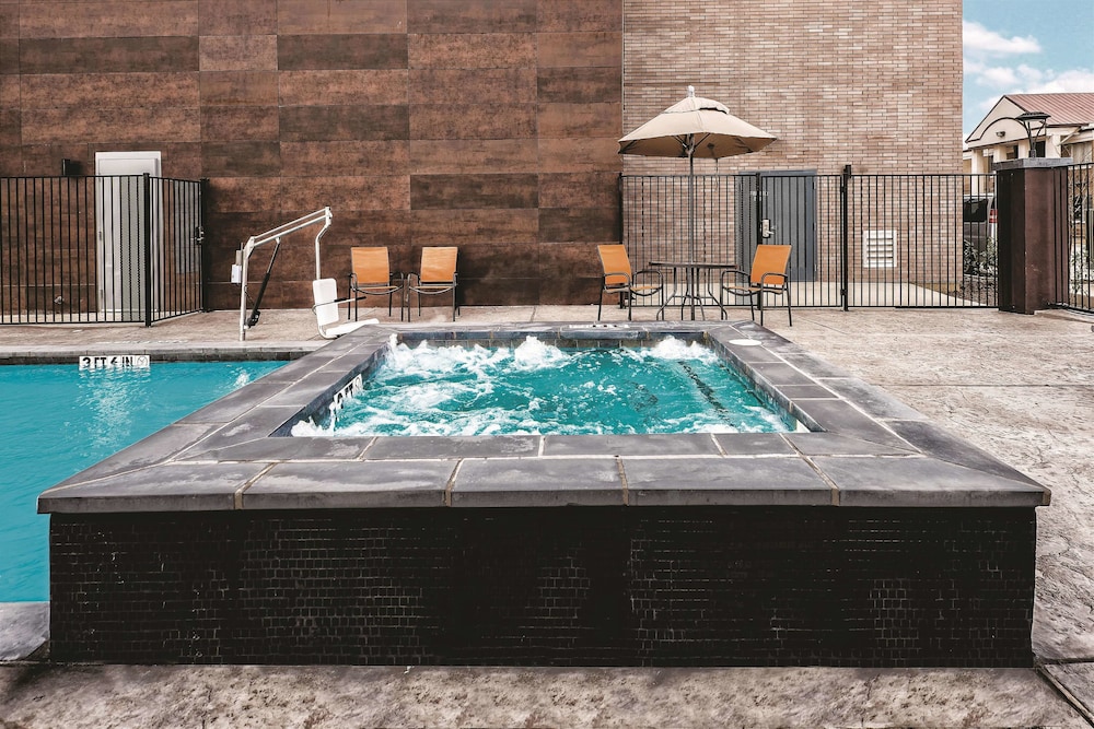 La Quinta Inn & Suites by Wyndham Dallas Grand Prairie North 5/42
