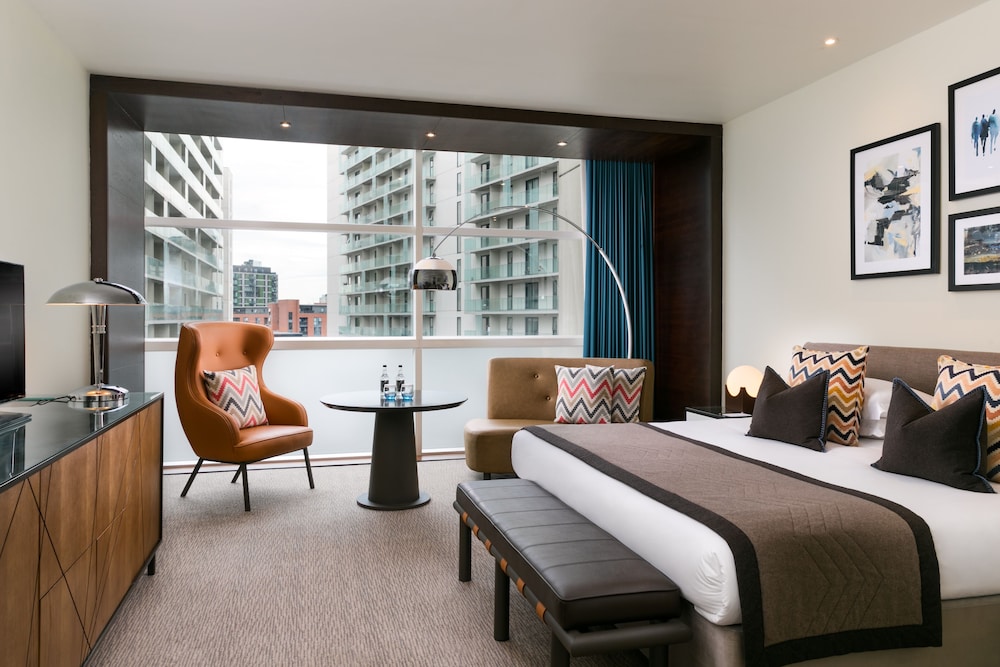 DELUXE, KING BED