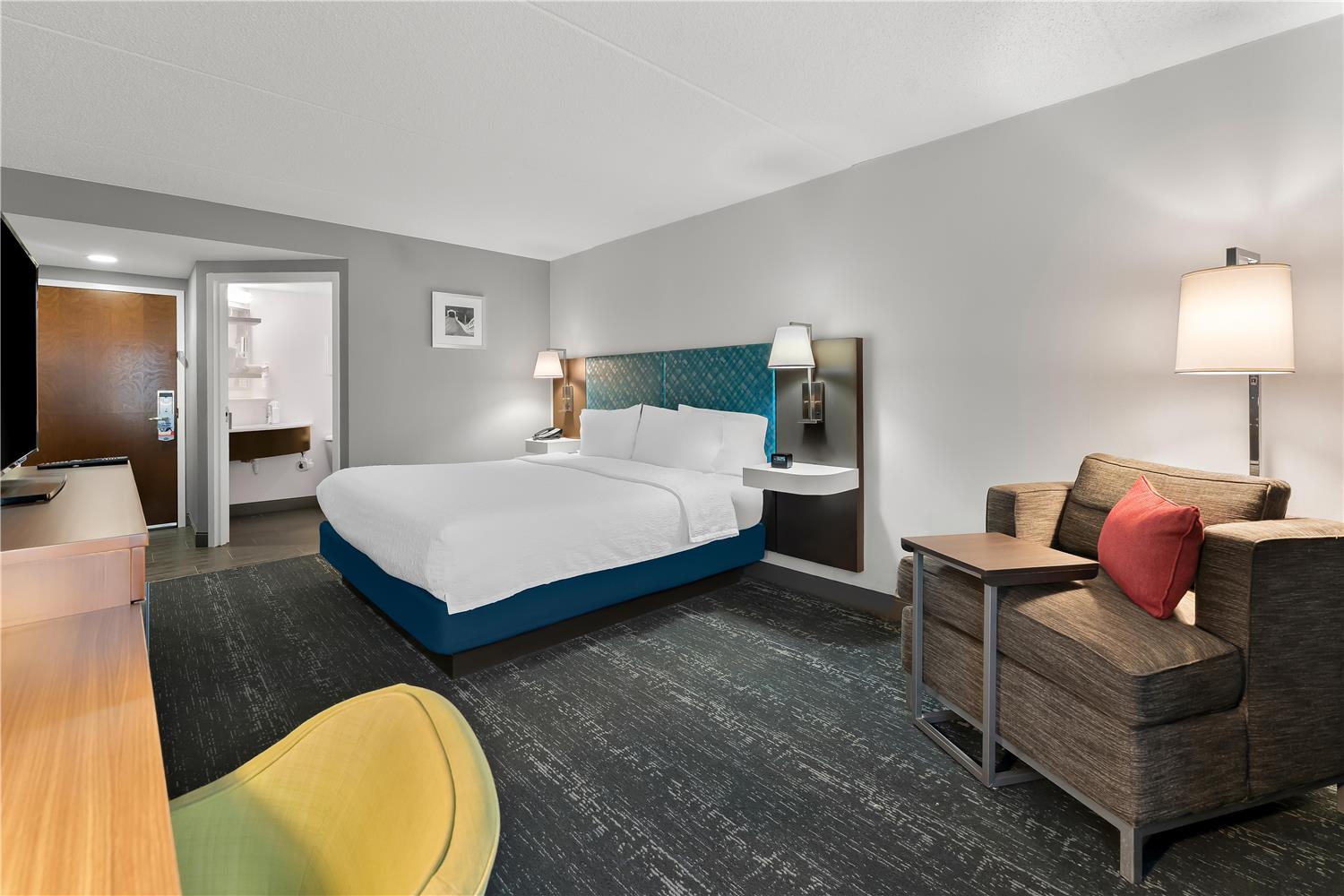 Room, King Bed, Hampton Inn Suites Newtown 3/4