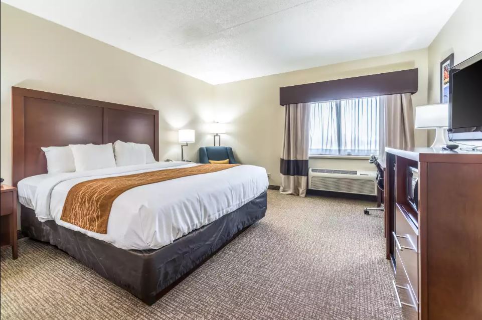 Upgrade, Efficiency, Suite, King Bed, Comfort Inn Festus-St. Louis South 2/2