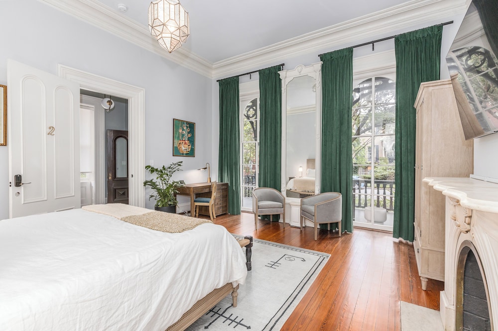DELUXE, KING BED