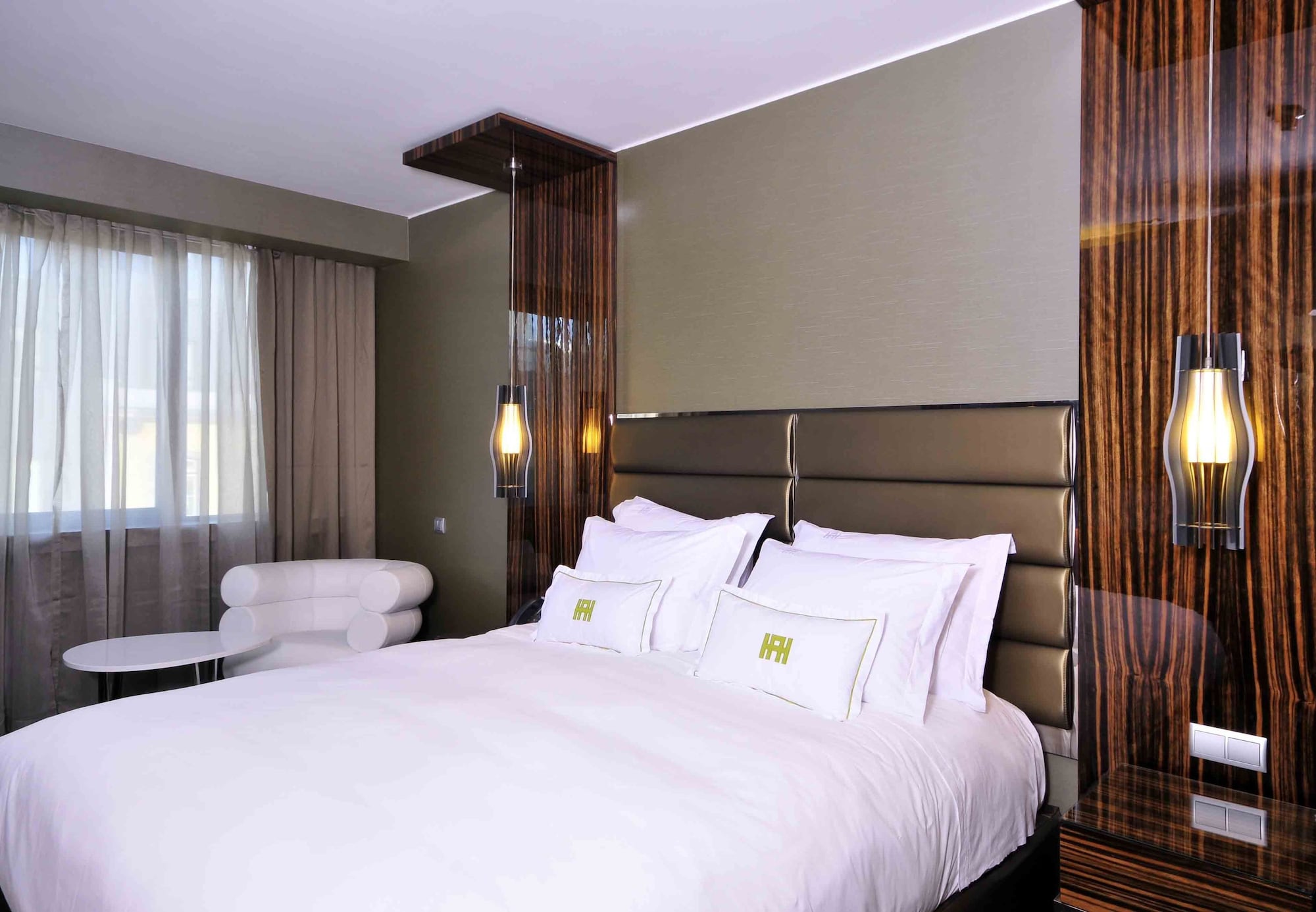 PREMIER, DELUXE, TWIN BEDS