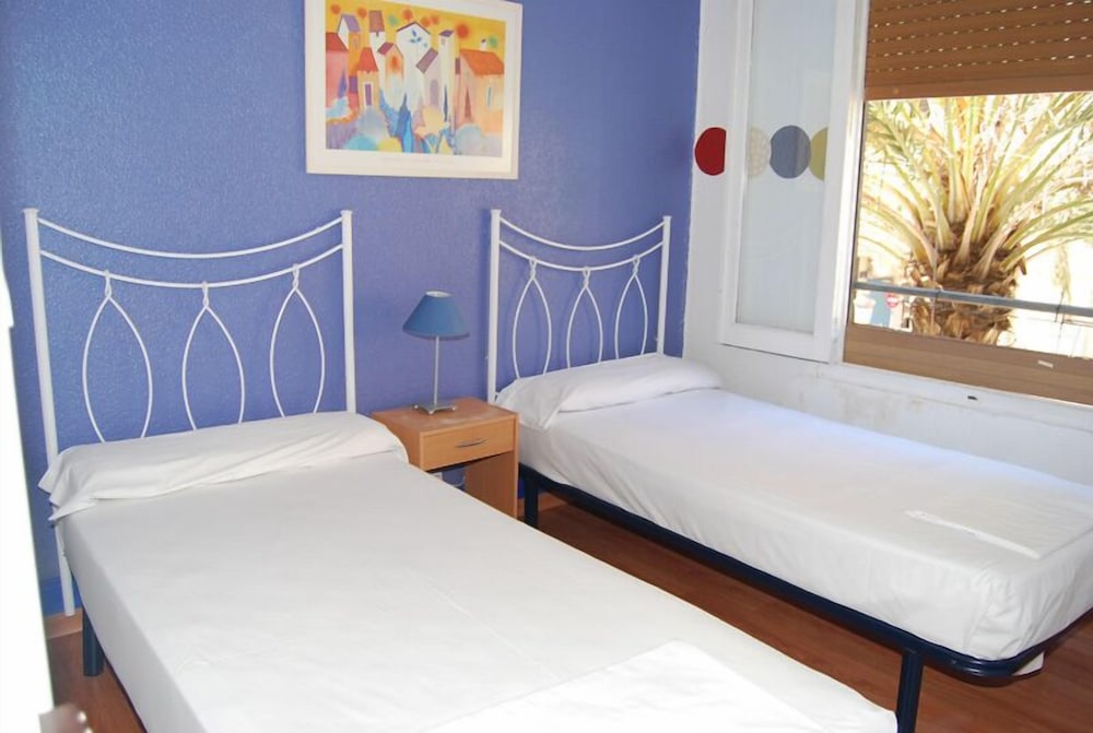 BASIC, TWIN BEDS, SHARED BATHROOM