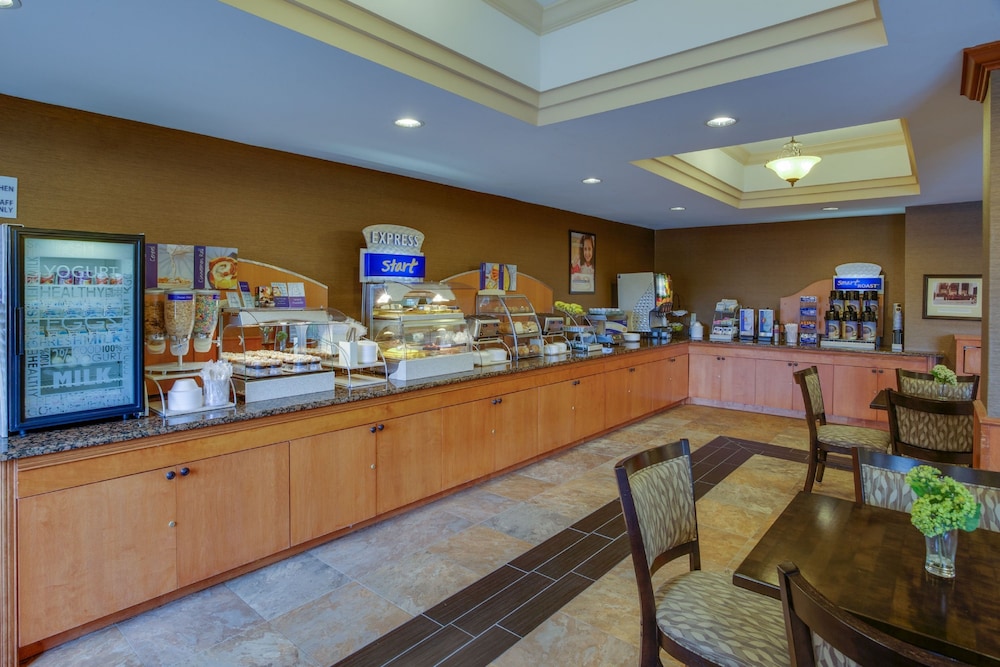 Holiday Inn Express Charles Town 51/62