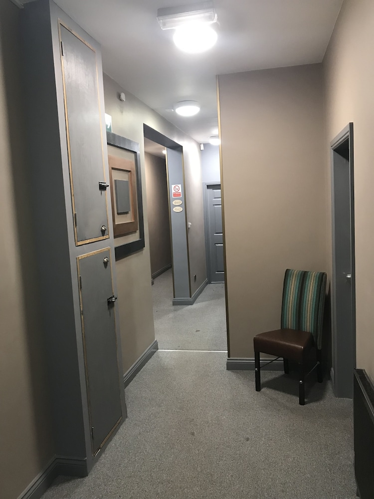 Bennetts Hotel 27/50