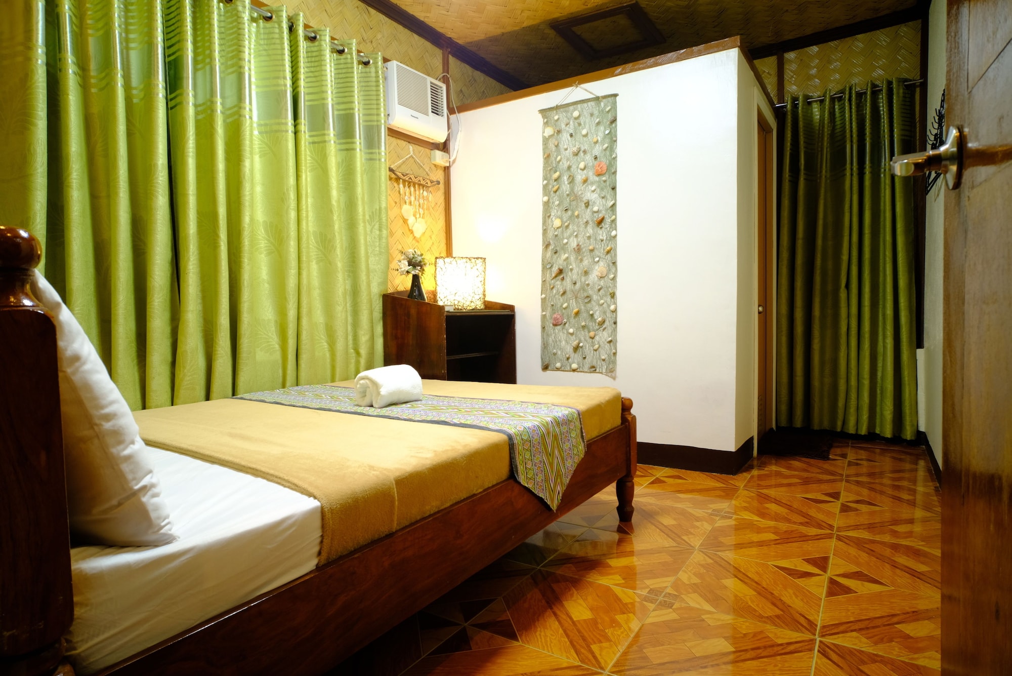 STANDARD, QUEEN BED