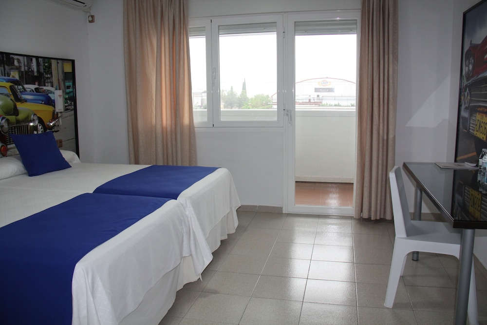ROOM, DOUBLE BED