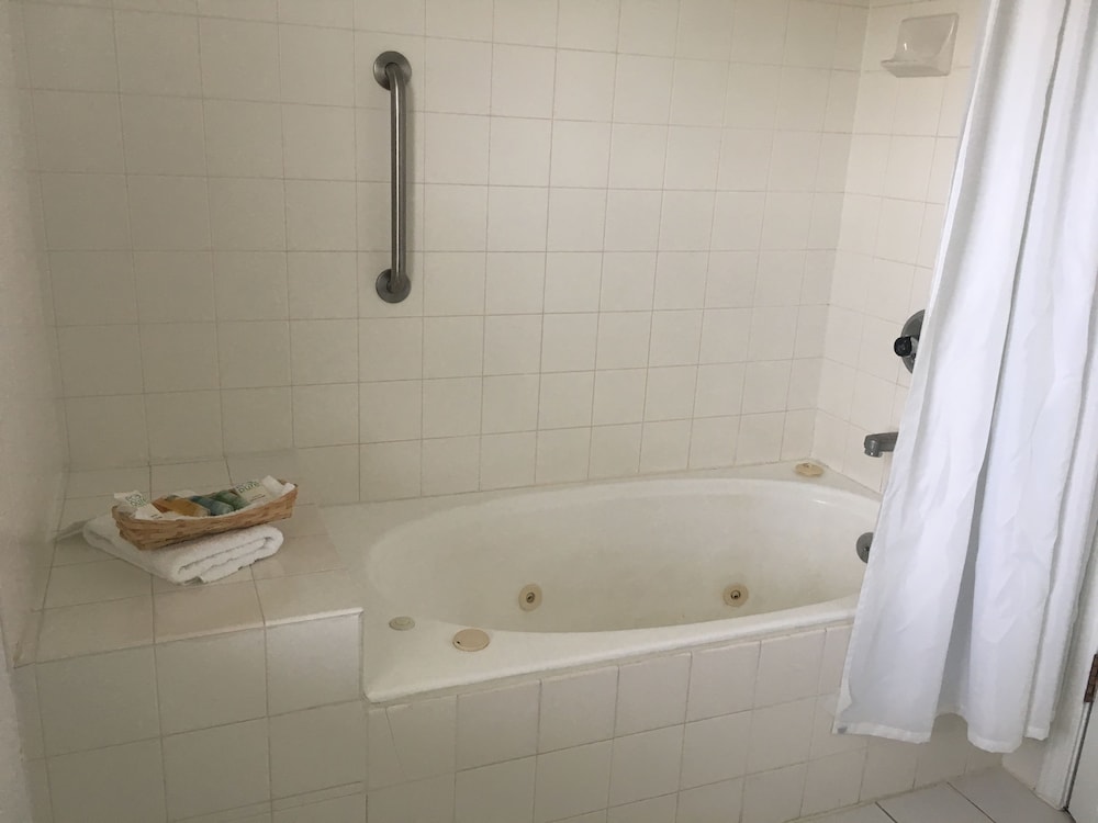 Century Suites Hotel 48/50