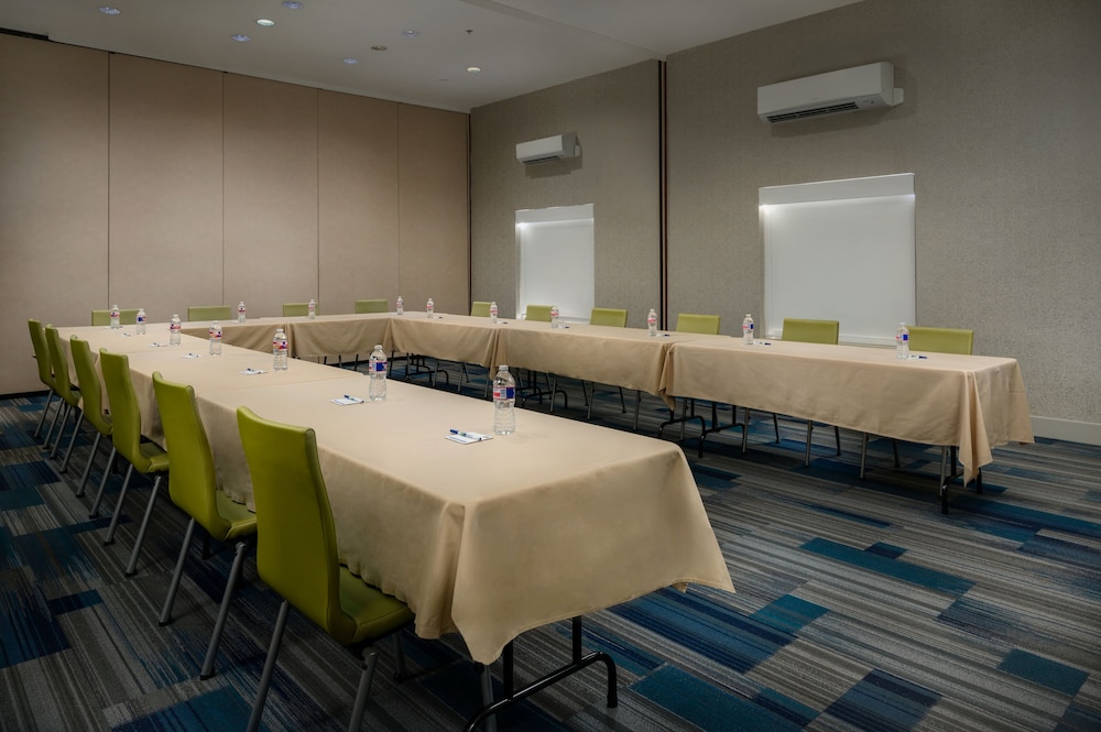 Holiday Inn Express Hotel And Suites Lawrence 45/48