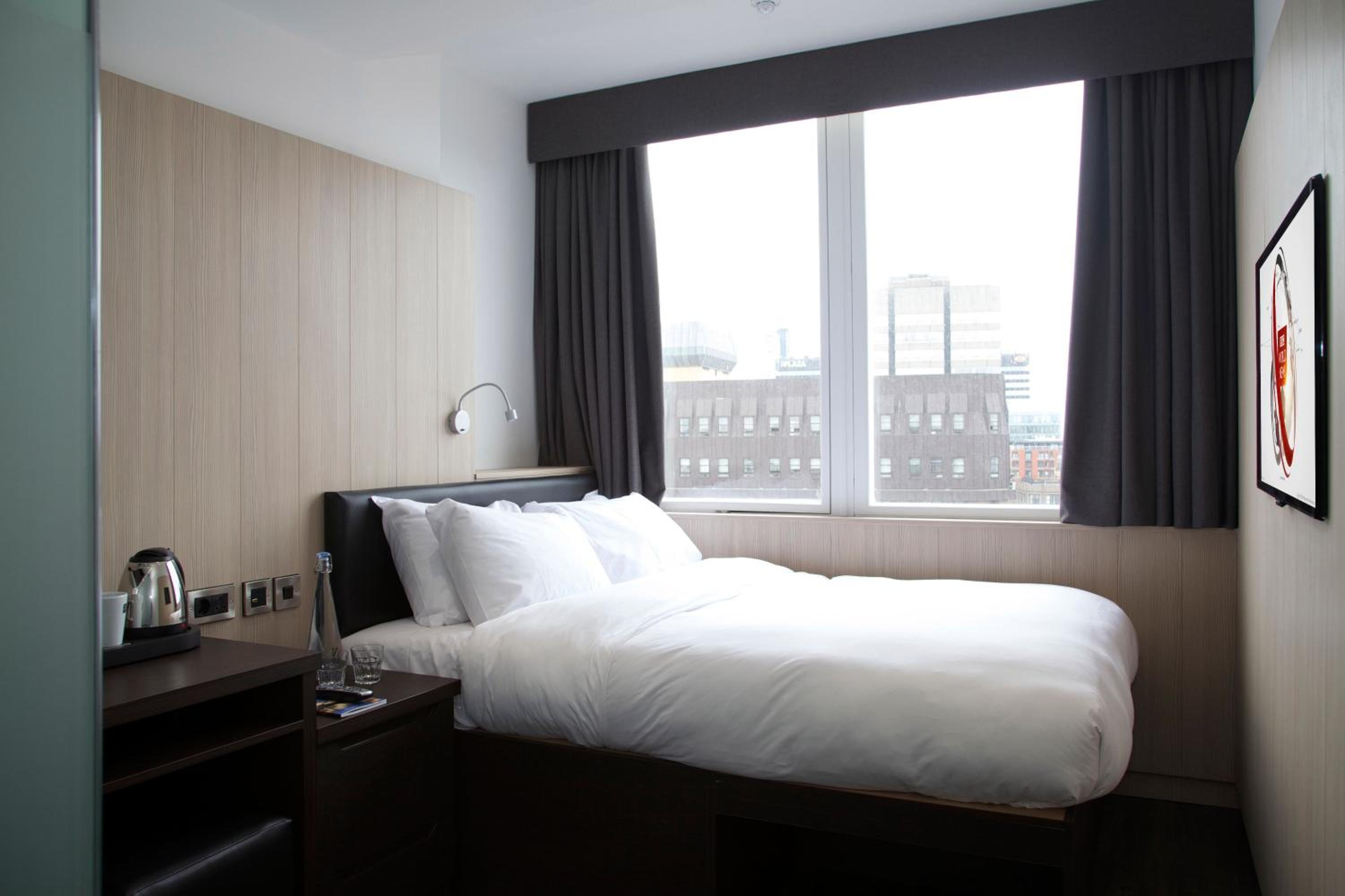 Z, Queen Bed