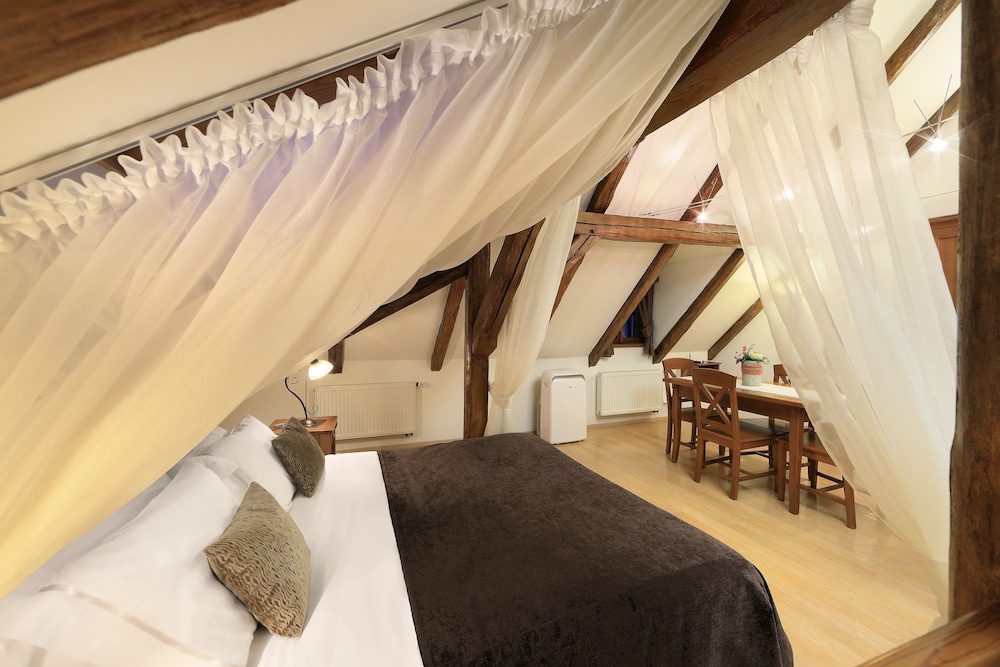 1 BEDROOM, HONEYMOON, SUITE, CASTLE VIEW, KITCHEN, ATTIC