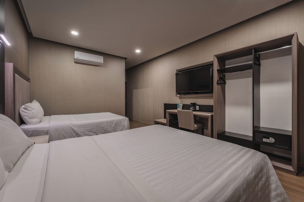 DELUXE, DOUBLE BED