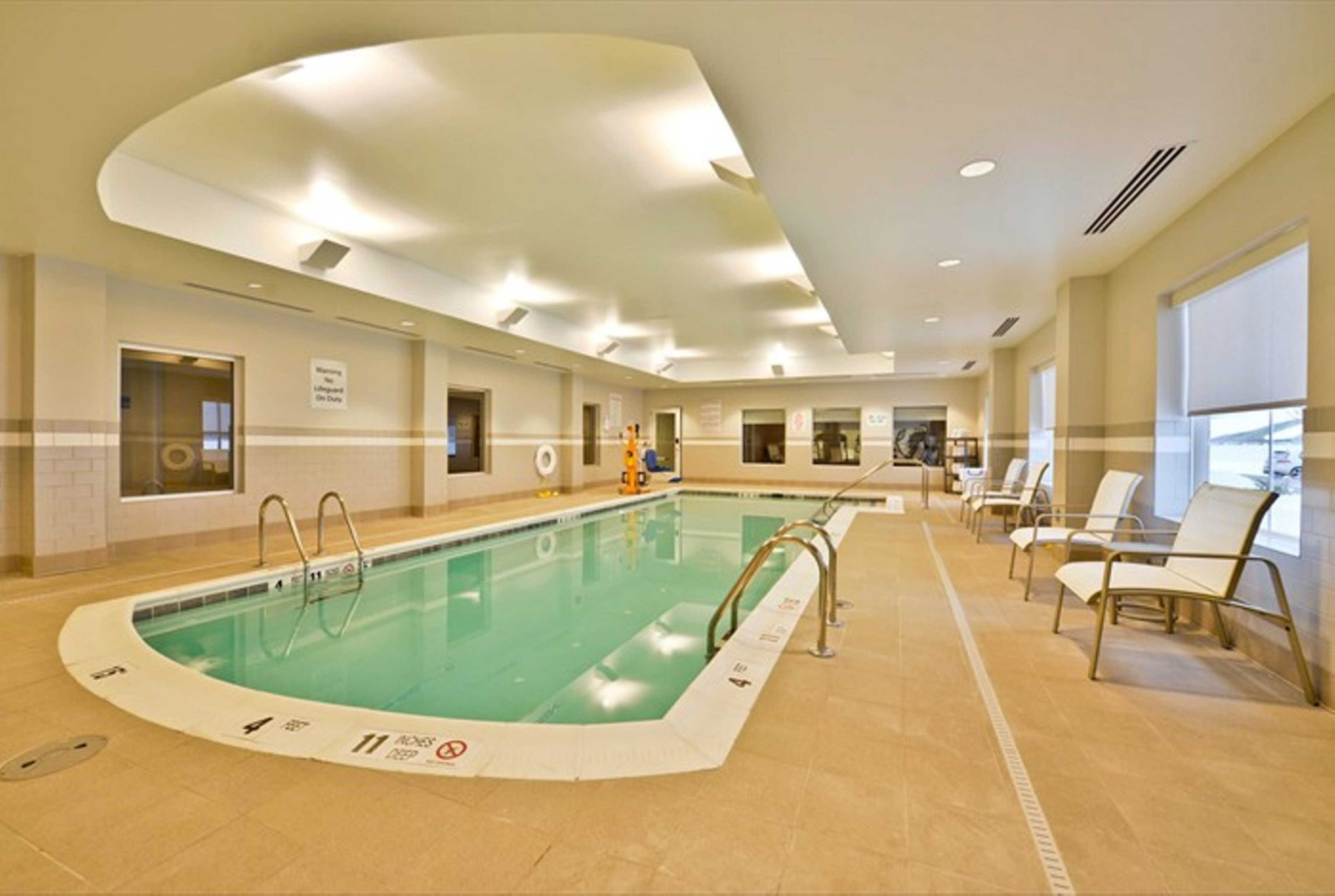 Holiday Inn Express Hotel Amp Suites Utica 35/58
