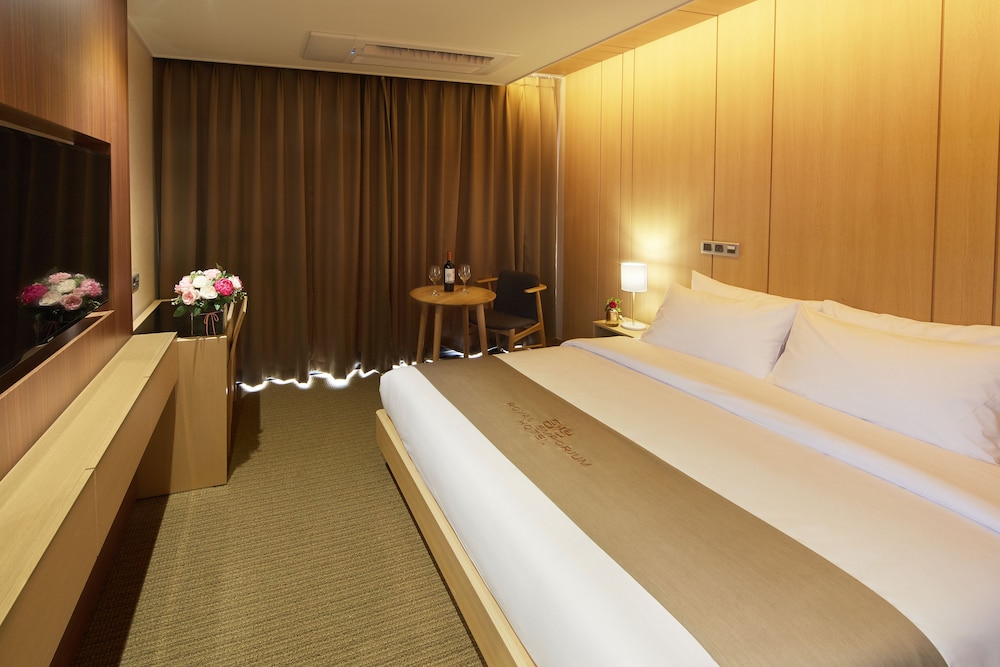 Royal Emporium Hotel 23/72