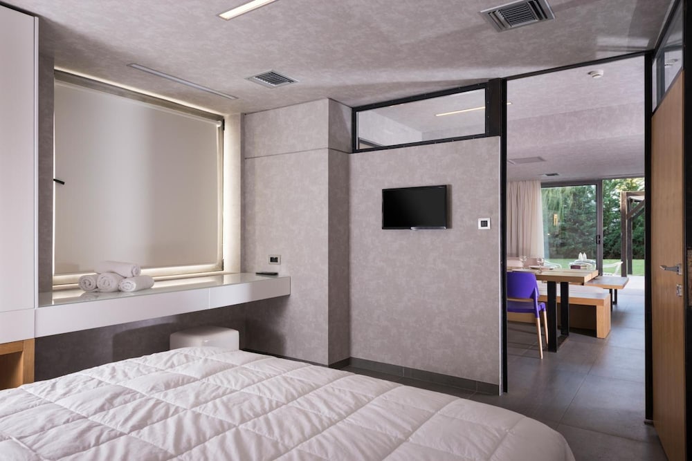 Ikaros Hotel 6/47