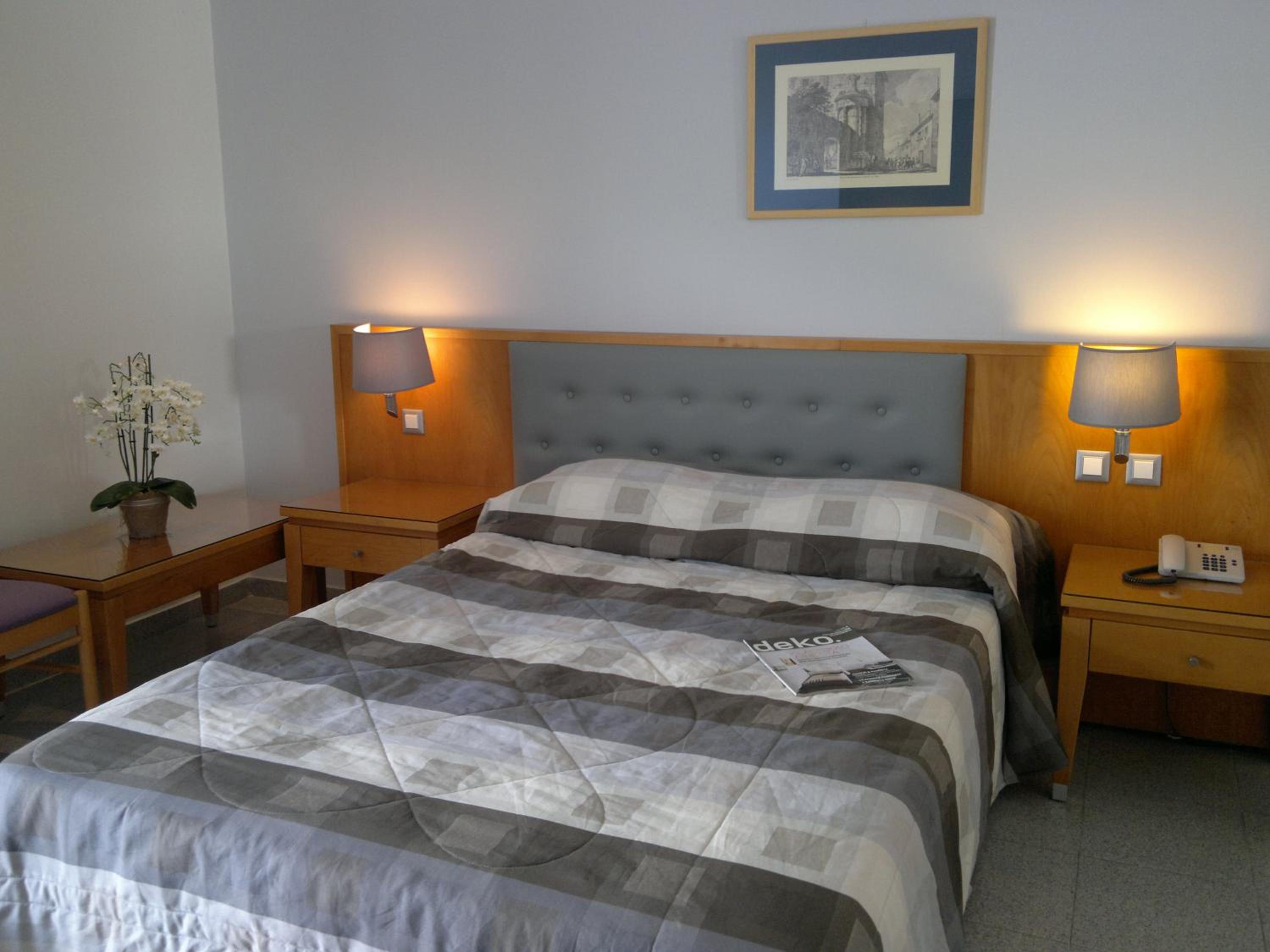 SINGLE ROOM