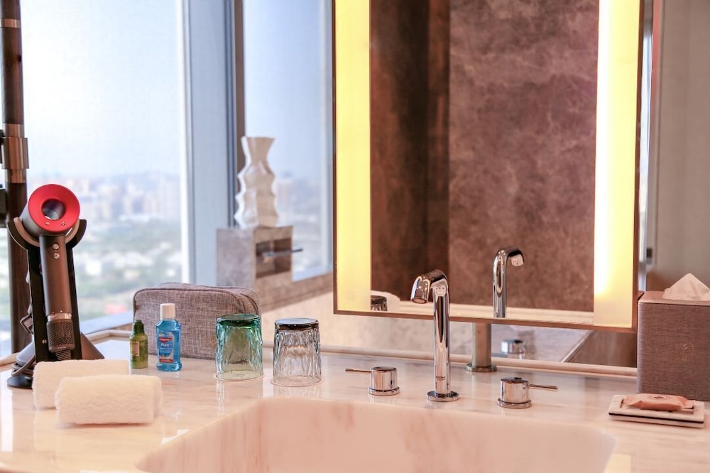 Grand Bay Hotel Chengdu 49/50