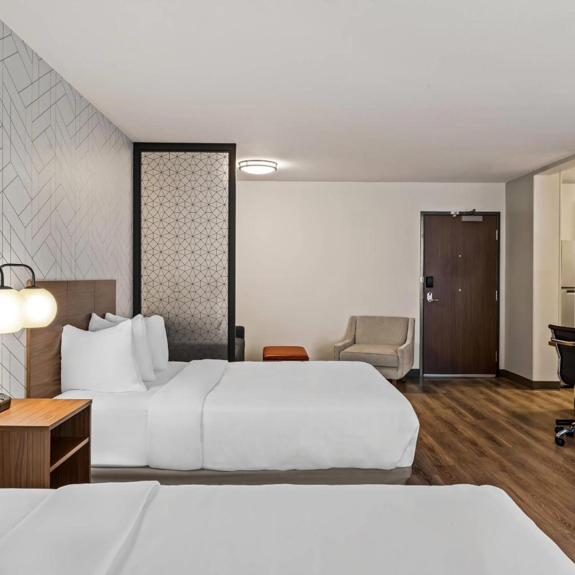 Suite, 2 Queen Beds, Bathtub, Accessible