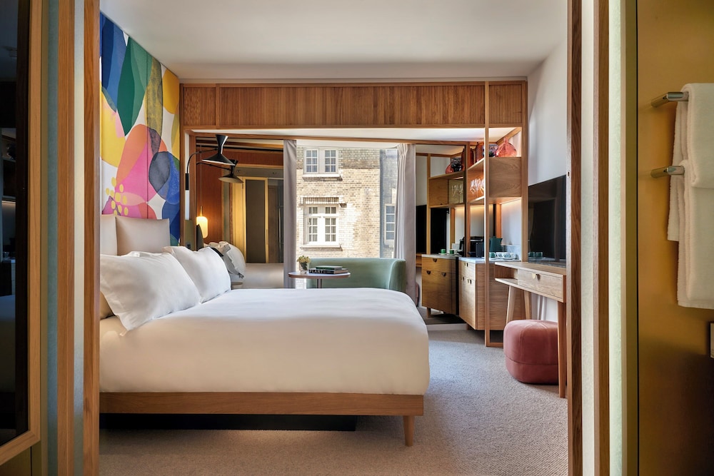 DELUXE, KING BED