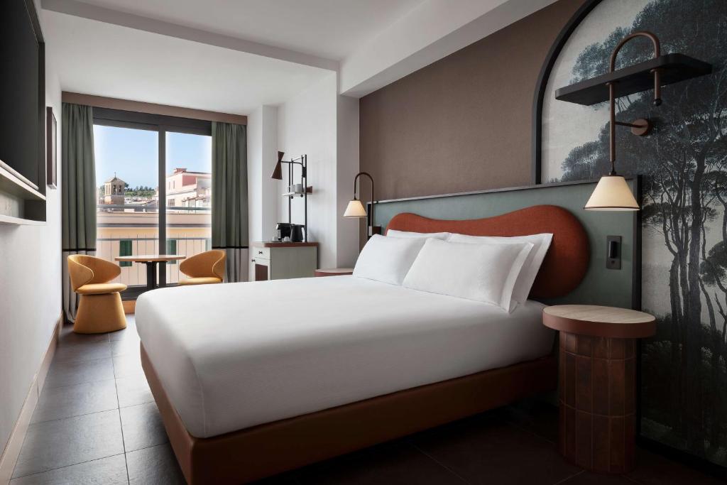 DELUXE, KING BED, BALCONY OR TERRACE
