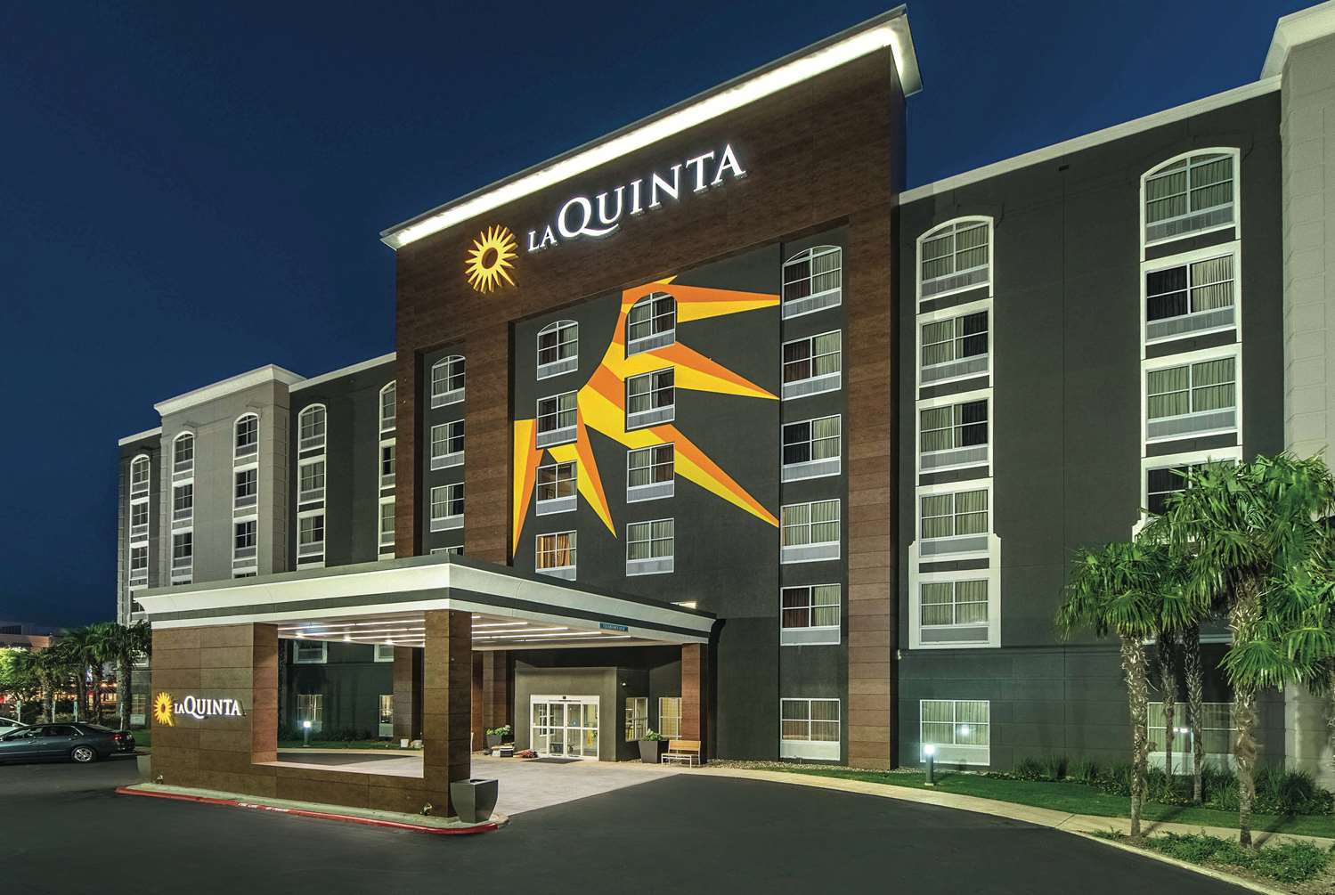 La Quinta Inn & Suites by Wyndham San Antonio Downtown 2/25