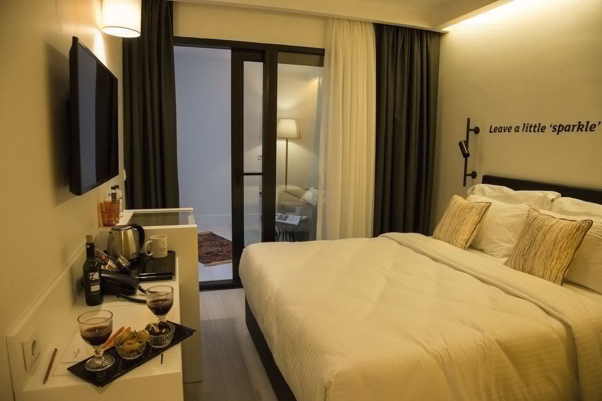 JUNIOR SUITE, QUEEN BED