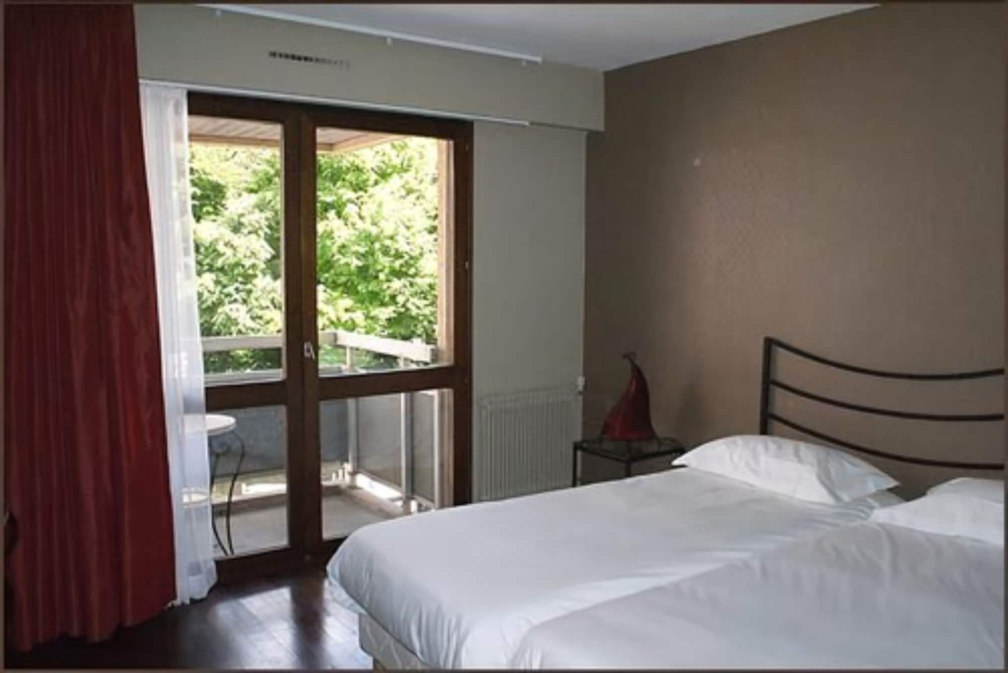 Room, Twin Beds