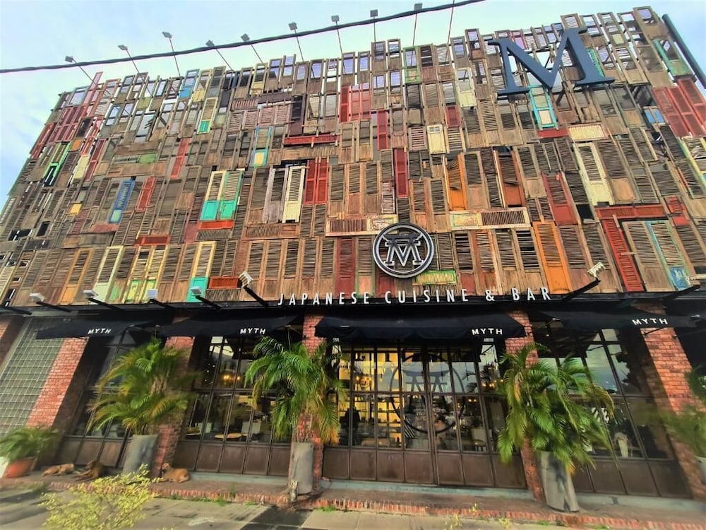 M Boutique Station 18 2/65