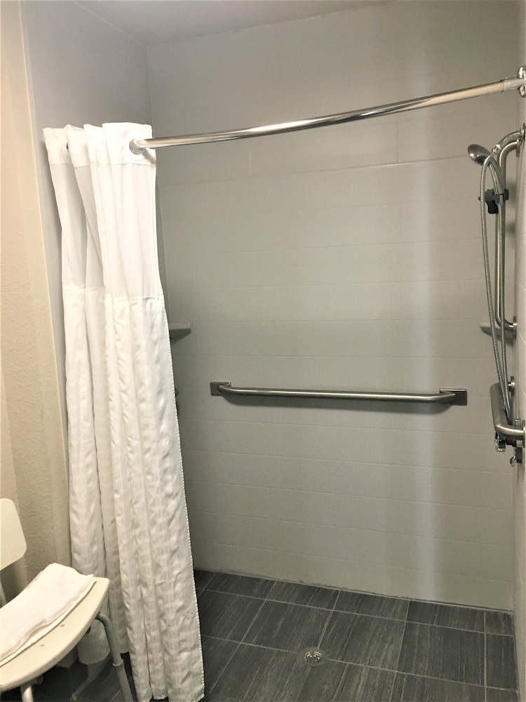 Comfort Suites Nashville Airport - BNA 18/52