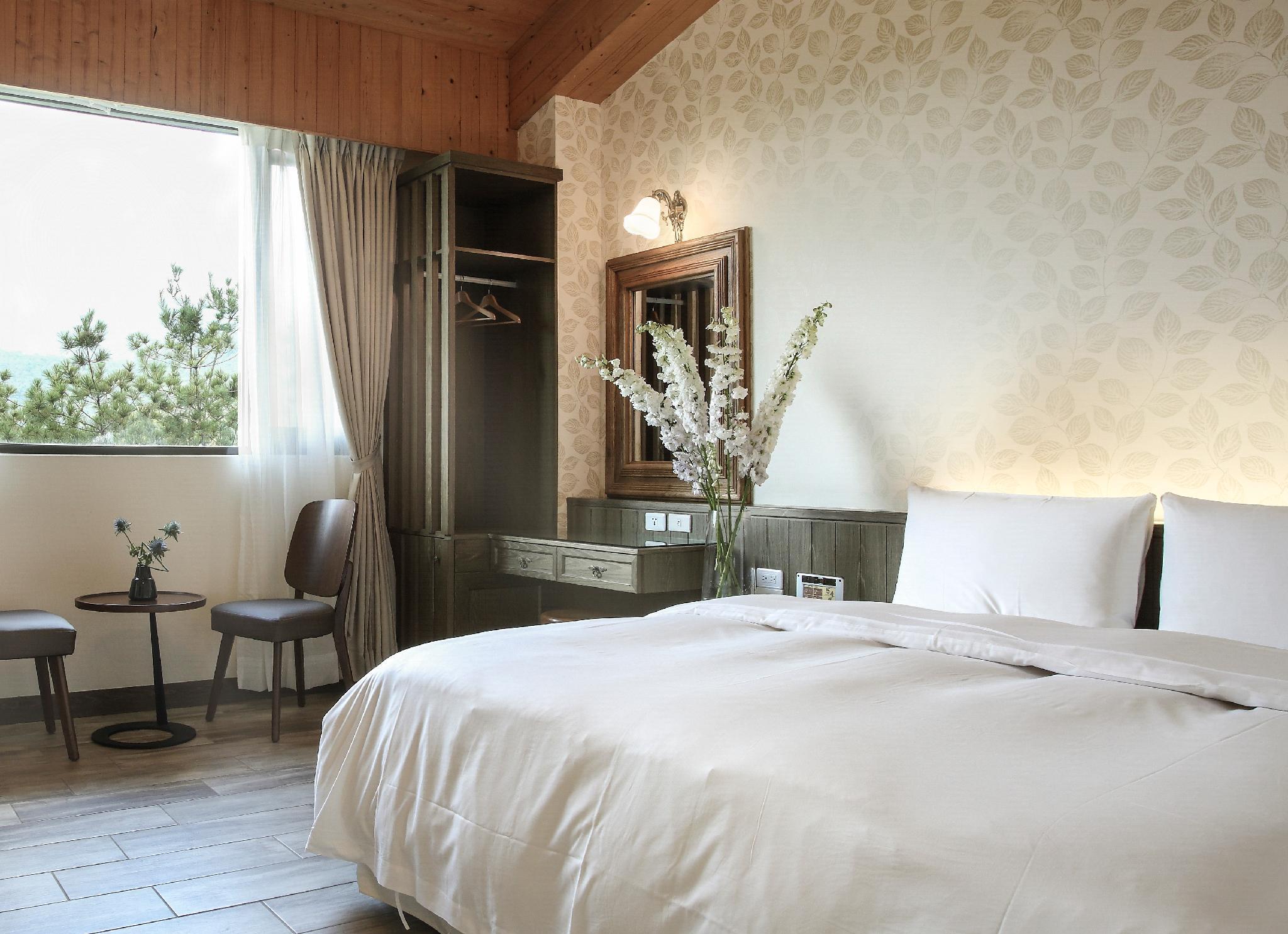 غرفة بسرير مزدوج بحوض استحمام