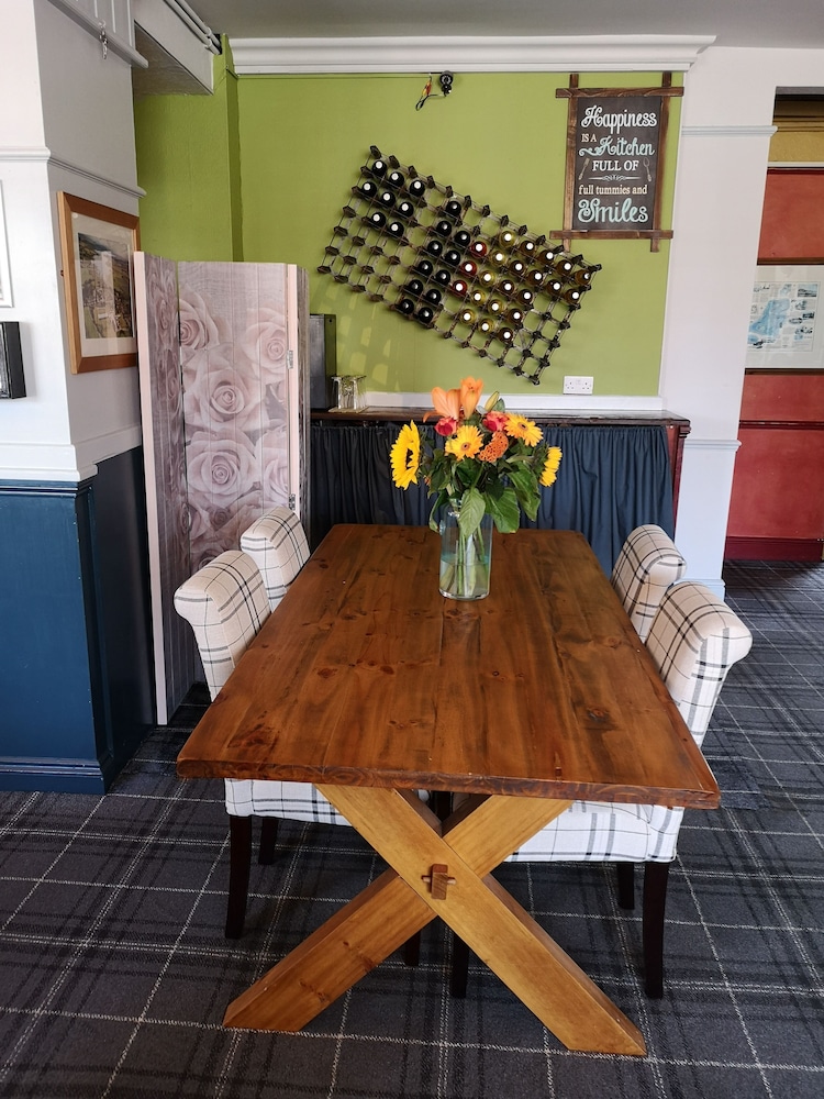 The Woolpack Inn 33/35