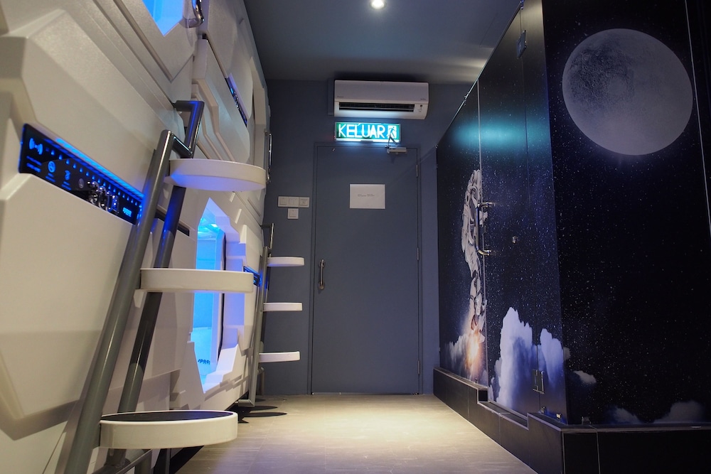 Space Hotel 33/50